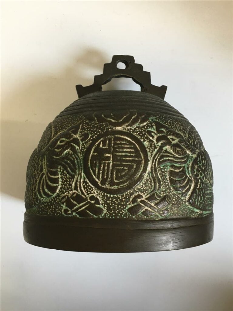 [-] PETITE CLOCHE DE TEMPLE EN BRONZE ET SON MAILLET EN BOIS - Décor de phénix…