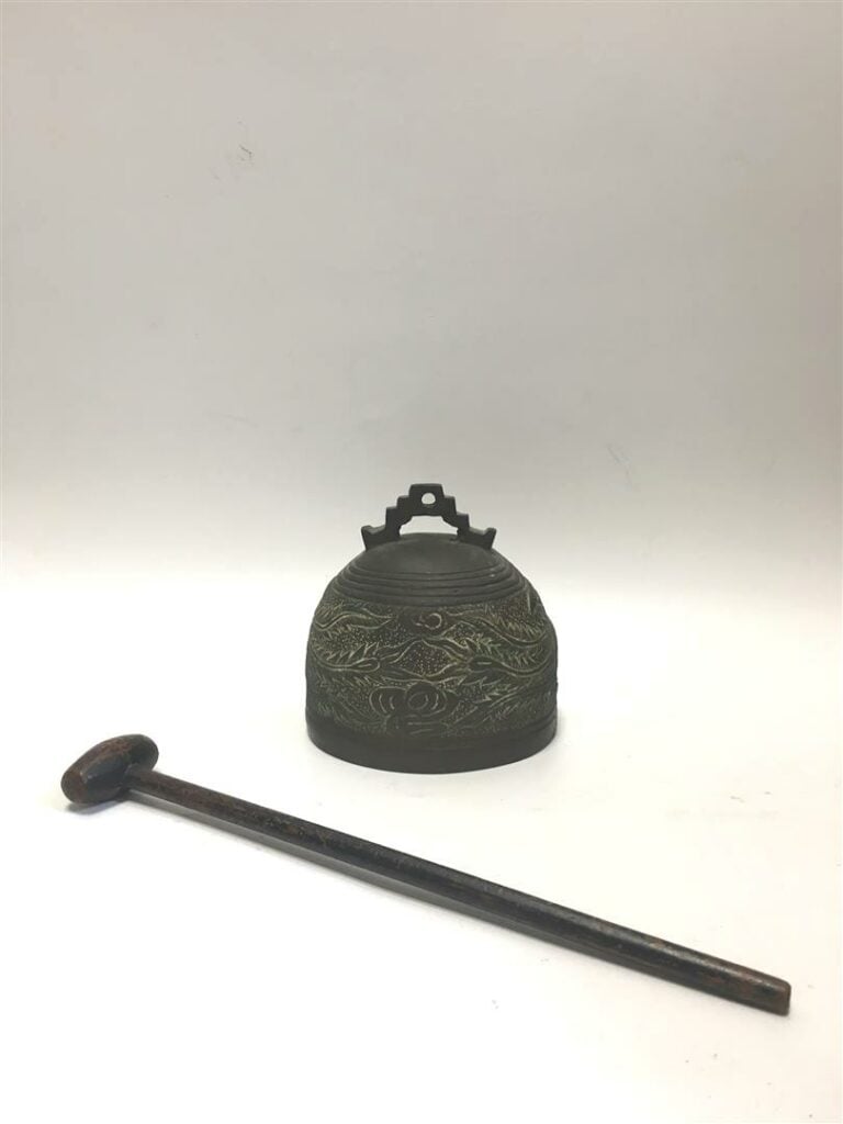 [-] PETITE CLOCHE DE TEMPLE EN BRONZE ET SON MAILLET EN BOIS - Décor de phénix…