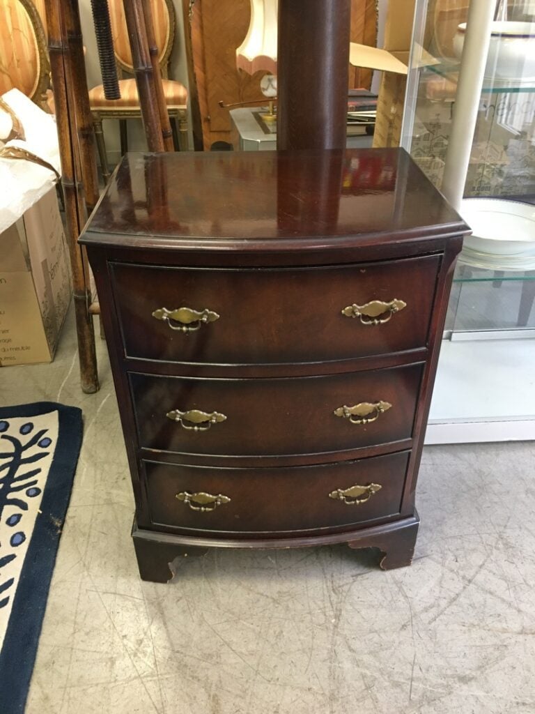 Petite commode anglaise en placage d'acajou, trois tiroirs.