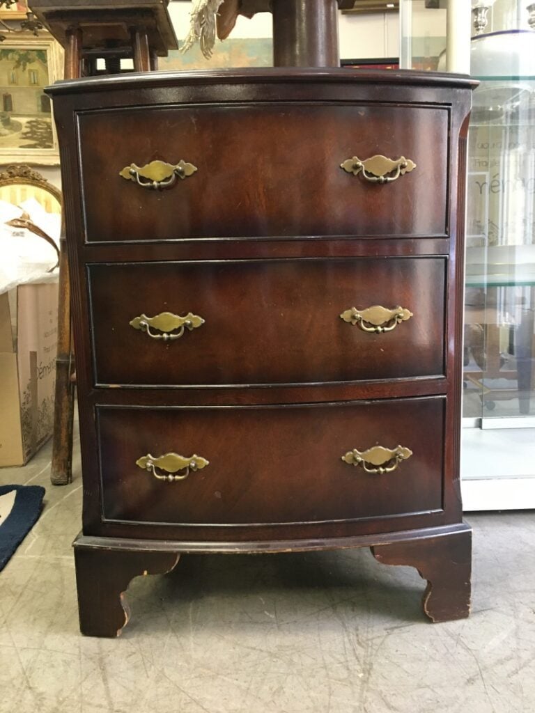 Petite commode anglaise en placage d'acajou, trois tiroirs.
