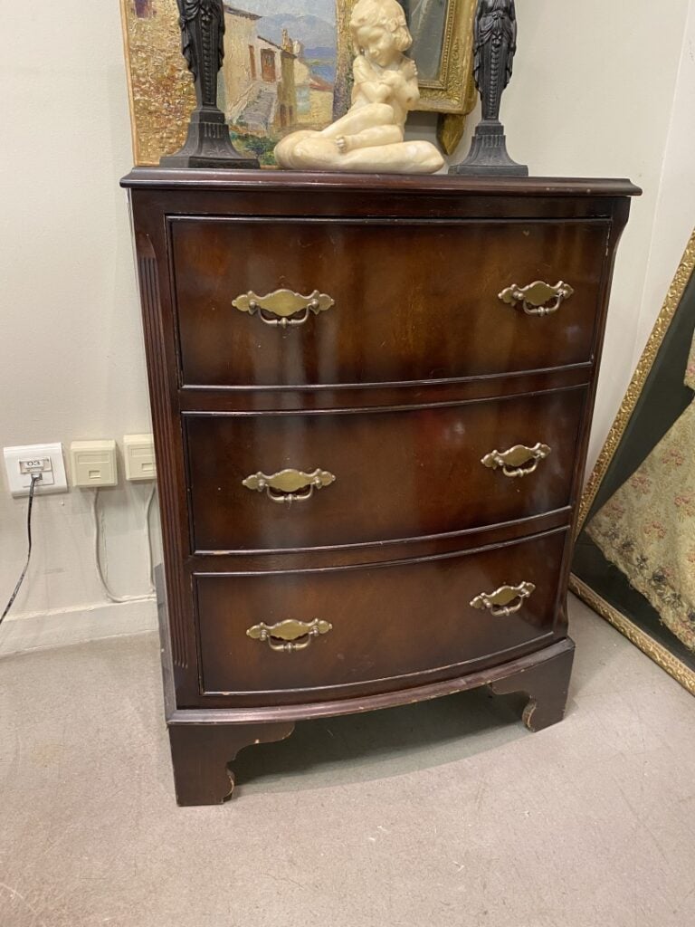 Petite commode en acajou et placage d'acajou ouvrant par trois tiroirs, montant…