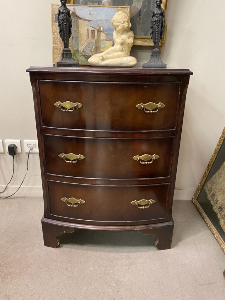 Petite commode en acajou et placage d'acajou ouvrant par trois tiroirs, montant…