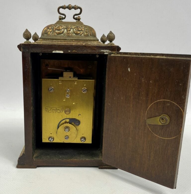 Petite pendule en bois de placage et loupe - 20 x 12 x 8,5 cm - (usures)