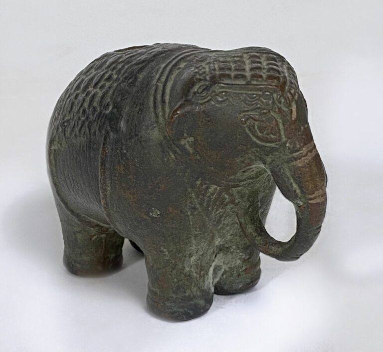 Petite statuette en bronze représentant un éléphant . - H : 6 cm