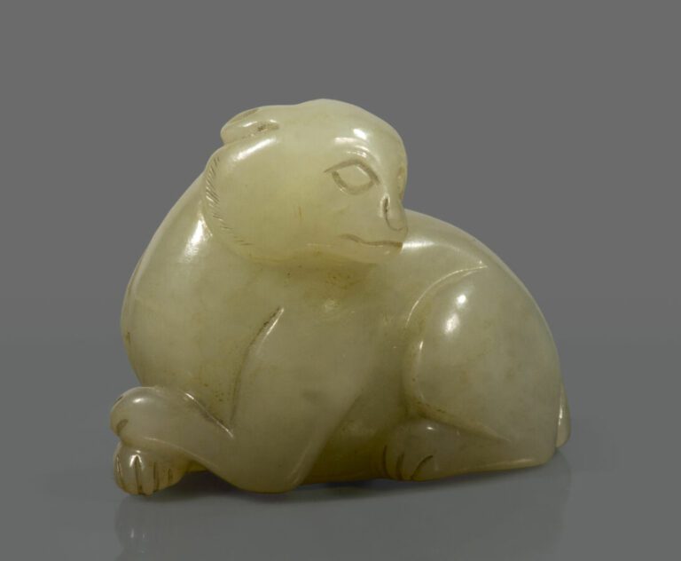 Petite statuette en jade représentant un animal couché , les pattes croisées .…