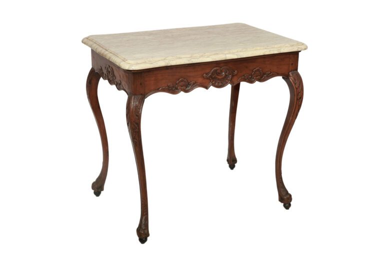 Petite table à gibier en bois fruitier mouluré et sculpté, la ceinture et les p…