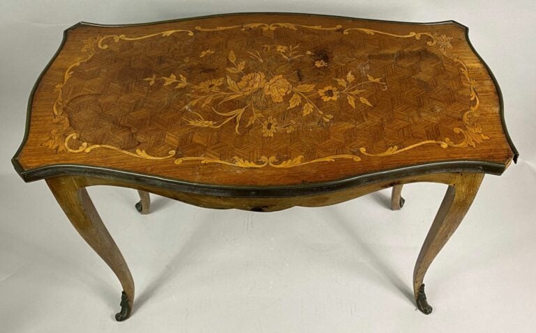 Petite table de salon en bois de placage, le plateau à décor floral marqueté su…