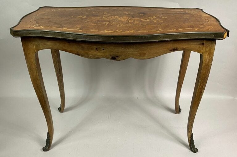Petite table de salon en bois de placage, le plateau à décor floral marqueté su…
