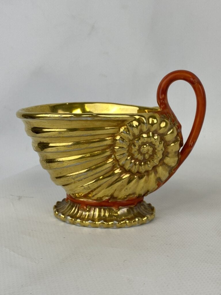 Petite tasse en forme de coquille, anses imitant le corail. - XIXème siècle - (…