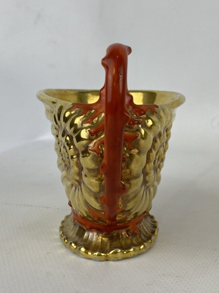 Petite tasse en forme de coquille, anses imitant le corail. - XIXème siècle - (…