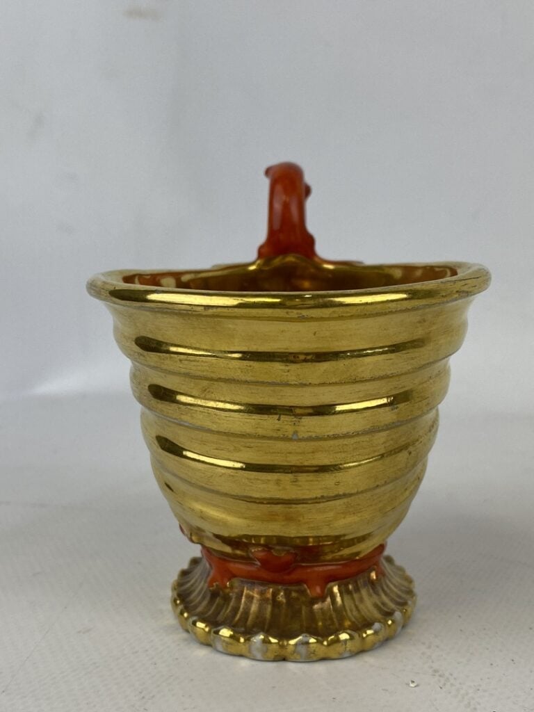 Petite tasse en forme de coquille, anses imitant le corail. - XIXème siècle - (…