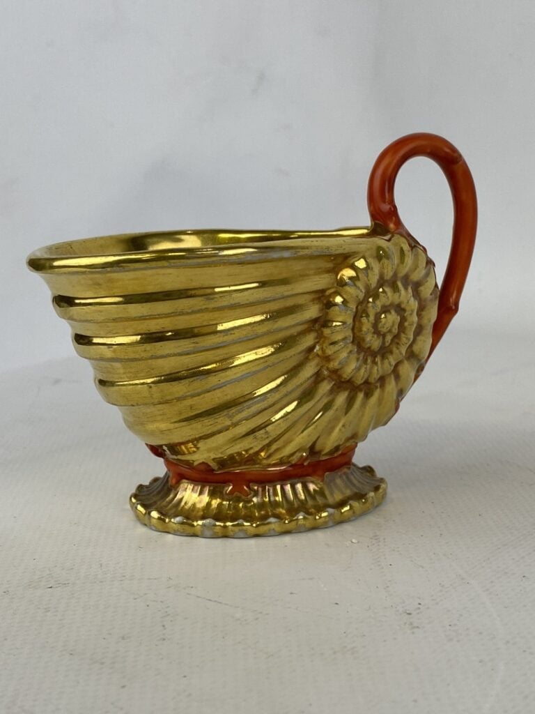 Petite tasse en forme de coquille, anses imitant le corail. - XIXème siècle - (…