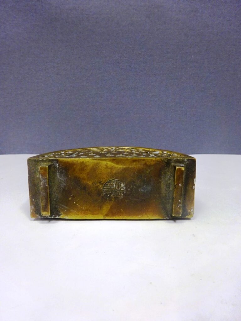 [-] PETITE THEIERE EN BRONZE - Chine, - A décor d'arabesque. Le couvercle est s…