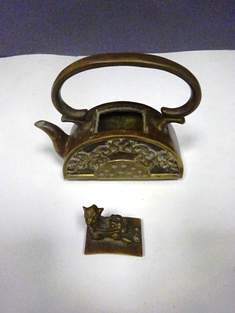 [-] PETITE THEIERE EN BRONZE - Chine, - A décor d'arabesque. Le couvercle est s…