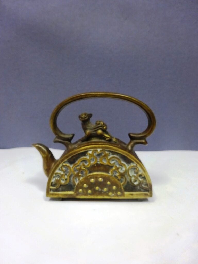 [-] PETITE THEIERE EN BRONZE - Chine, - A décor d'arabesque. Le couvercle est s…