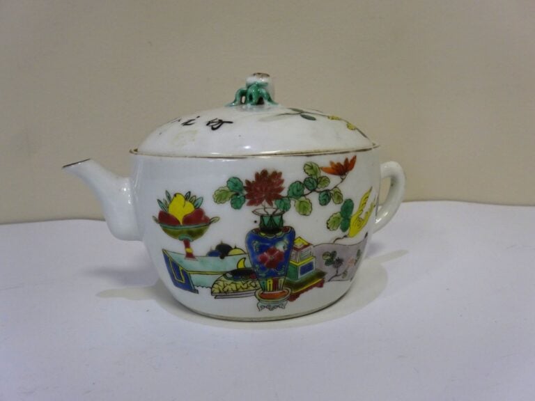 [-] PETITE THEIERE EN PORCELAINE DANS LE GOUT DE LA FAMILLE ROSE - Chine - A dé…