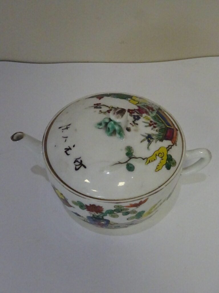 [-] PETITE THEIERE EN PORCELAINE DANS LE GOUT DE LA FAMILLE ROSE - Chine - A dé…