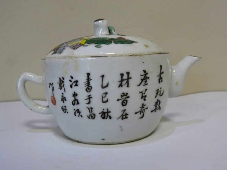 [-] PETITE THEIERE EN PORCELAINE DANS LE GOUT DE LA FAMILLE ROSE - Chine - A dé…