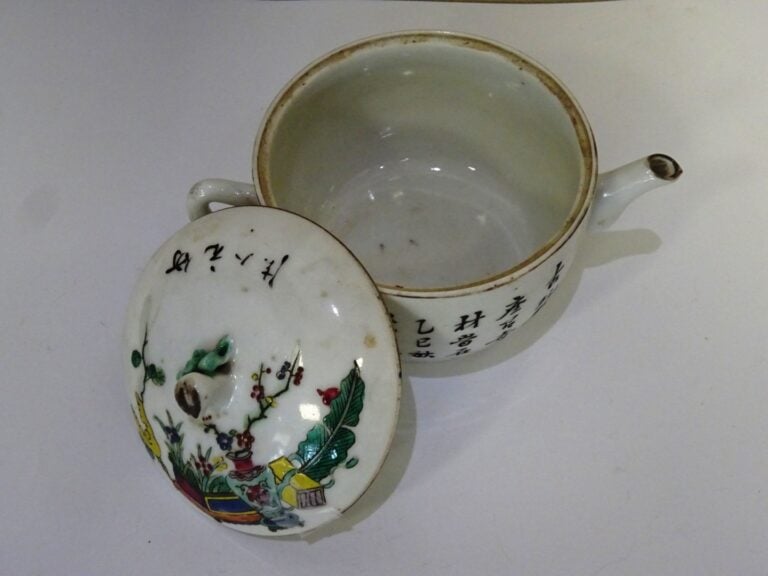 [-] PETITE THEIERE EN PORCELAINE DANS LE GOUT DE LA FAMILLE ROSE - Chine - A dé…