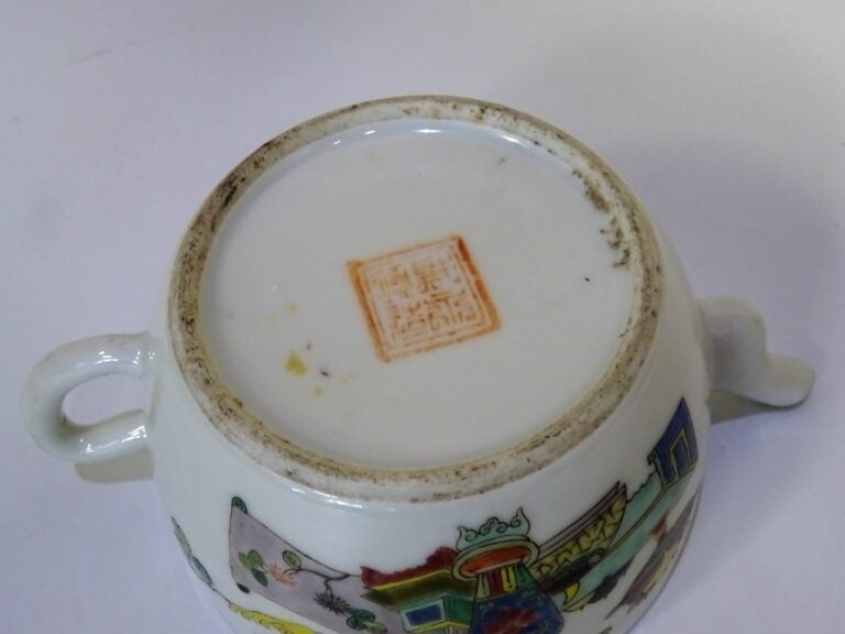 [-] PETITE THEIERE EN PORCELAINE DANS LE GOUT DE LA FAMILLE ROSE - Chine - A dé…