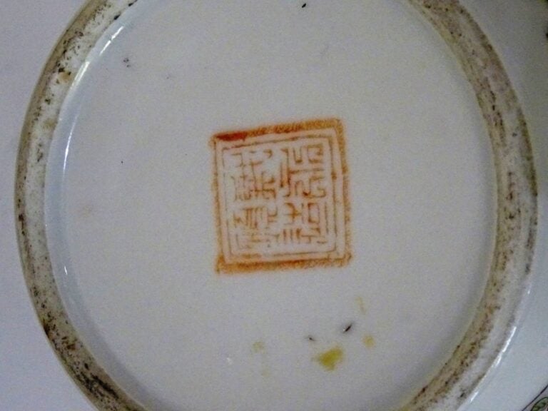 [-] PETITE THEIERE EN PORCELAINE DANS LE GOUT DE LA FAMILLE ROSE - Chine - A dé…