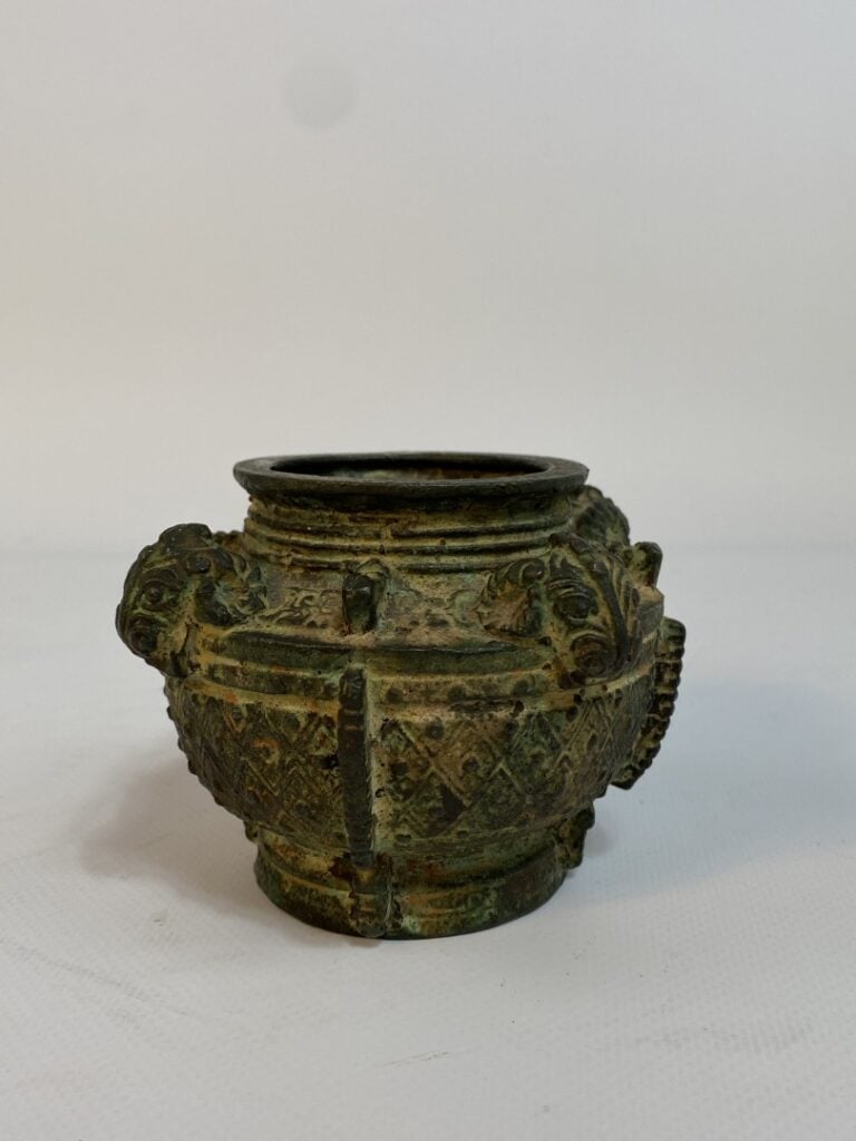 PETITE VAISSELLE ARCHAISANTE EN BRONZE AUX QUATRES BELIERS. - Chine, Moderne -…