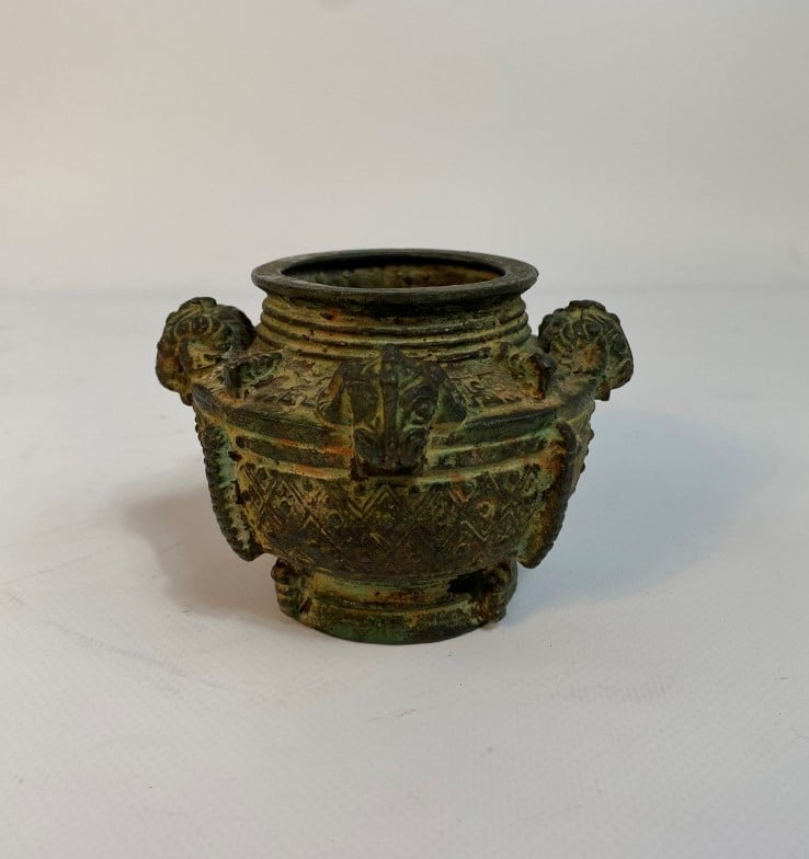 PETITE VAISSELLE ARCHAISANTE EN BRONZE AUX QUATRES BELIERS. - Chine, Moderne -…