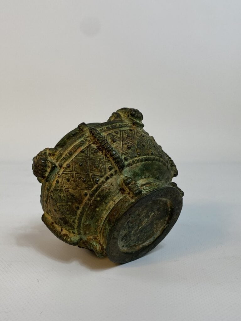 PETITE VAISSELLE ARCHAISANTE EN BRONZE AUX QUATRES BELIERS. - Chine, Moderne -…
