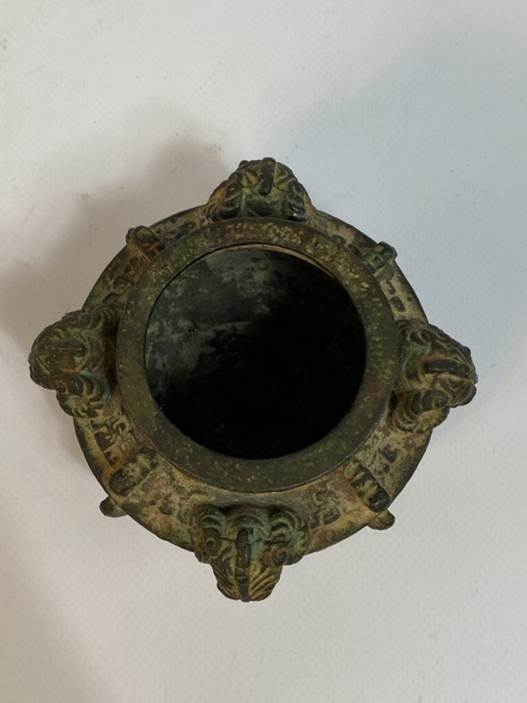 PETITE VAISSELLE ARCHAISANTE EN BRONZE AUX QUATRES BELIERS. - Chine, Moderne -…