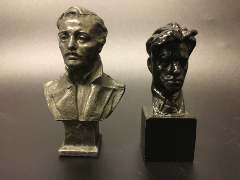 Petits bustes de Vladimir Maïakovski et Mikhaïl Lermontov. - Hauteur: 7,5 et 9…