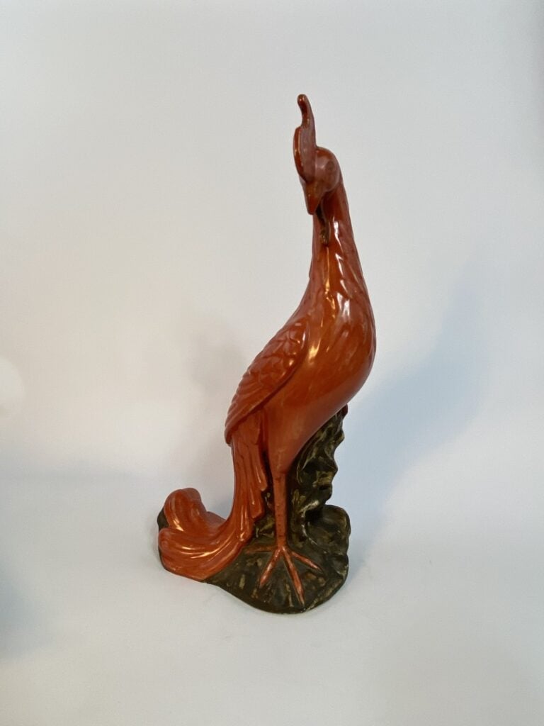PHENIX STYLISE EN PORCELAINE A FOND ROUGE CORAIL - Chine, - Se tenant debout su…