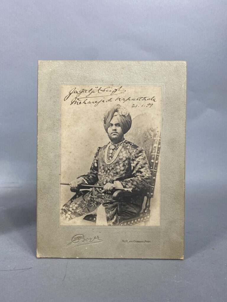 Photographie - Ensemble de deux cartes de visite. Portrait du maharaja Jagatjit…