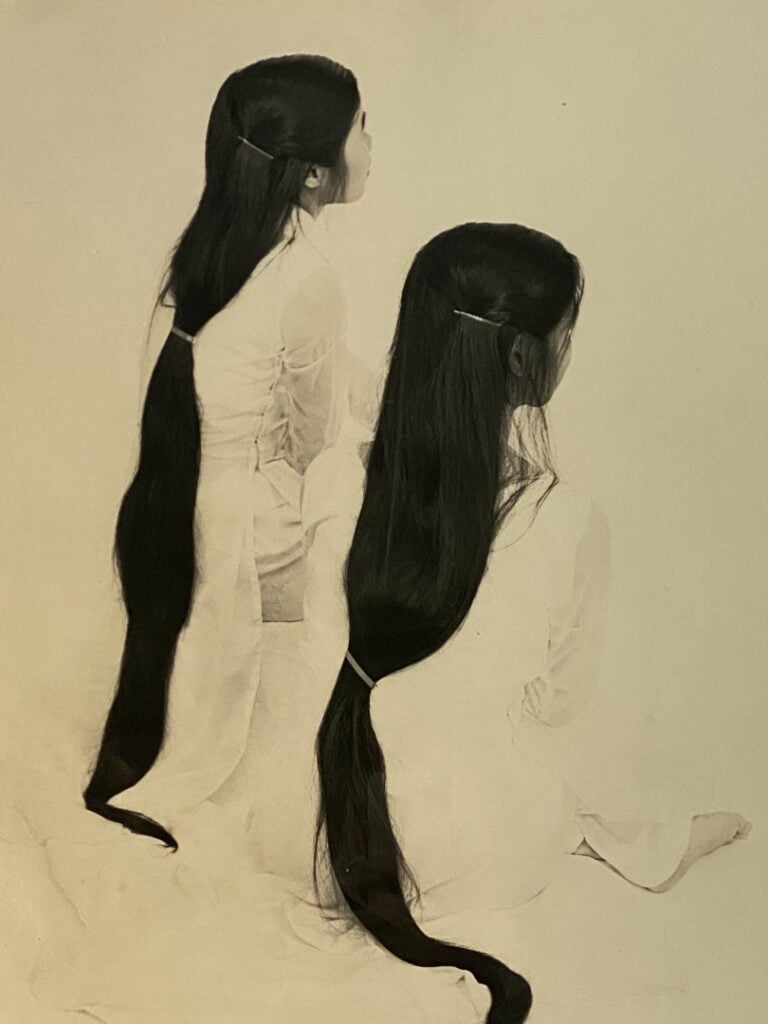 PHOTOGRAPHIE VIETNAMIENNE - Deux jeunes filles aux long cheveux - Signé en bas…