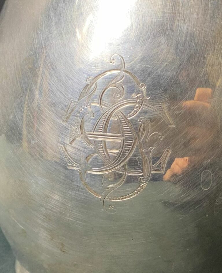 Pichet en argent (925), la panse unie à décor chiffré, la base et le col soulig…