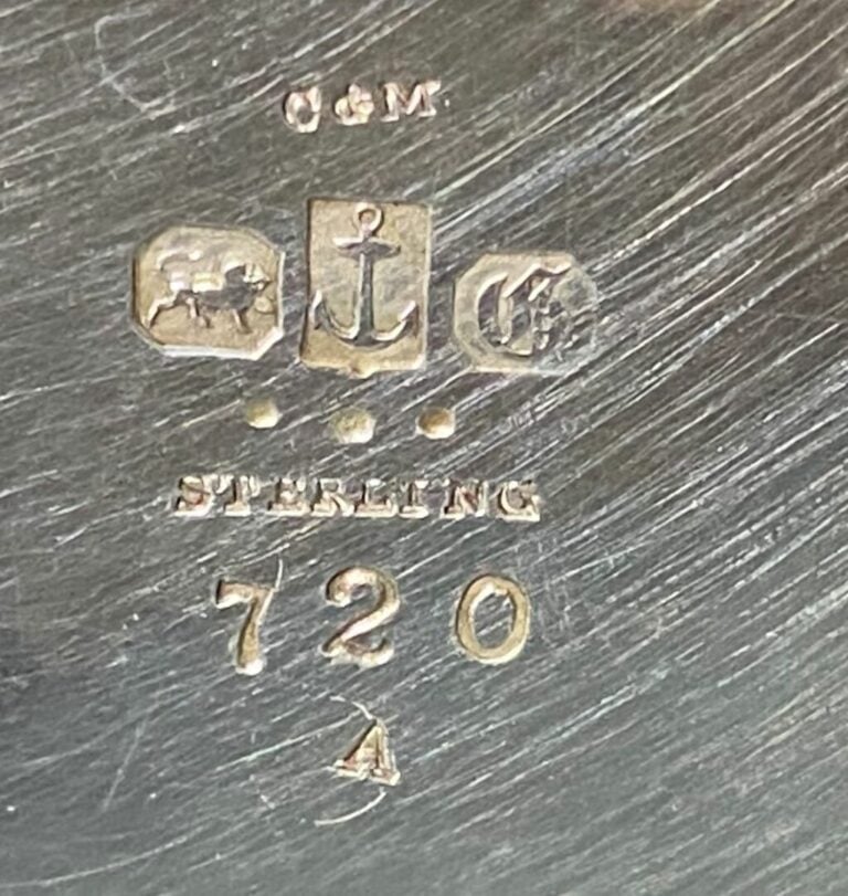 Pichet en argent (925), la panse unie à décor chiffré, la base et le col soulig…