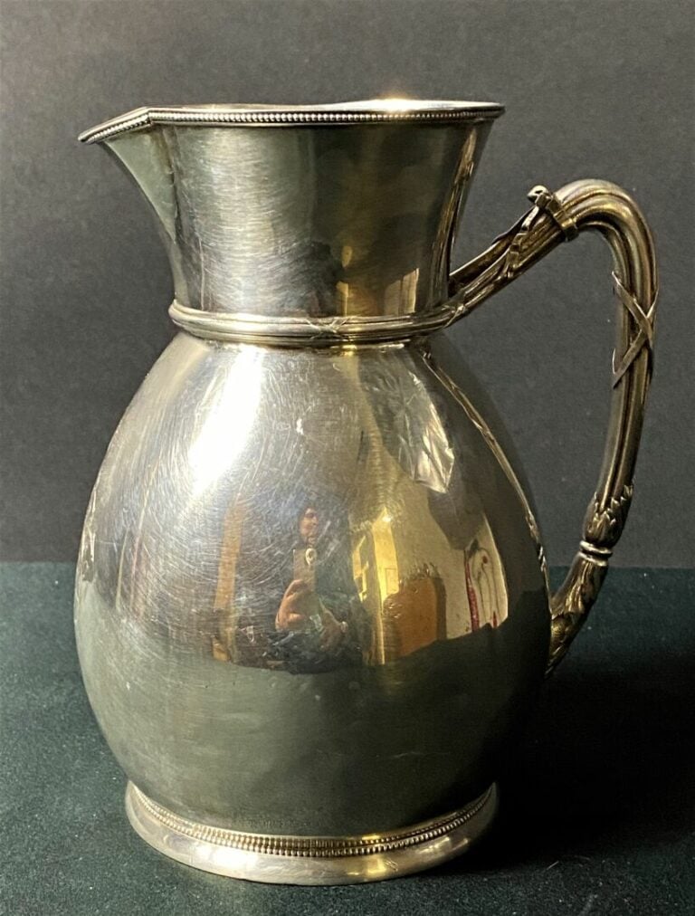 Pichet en argent (925), la panse unie à décor chiffré, la base et le col soulig…