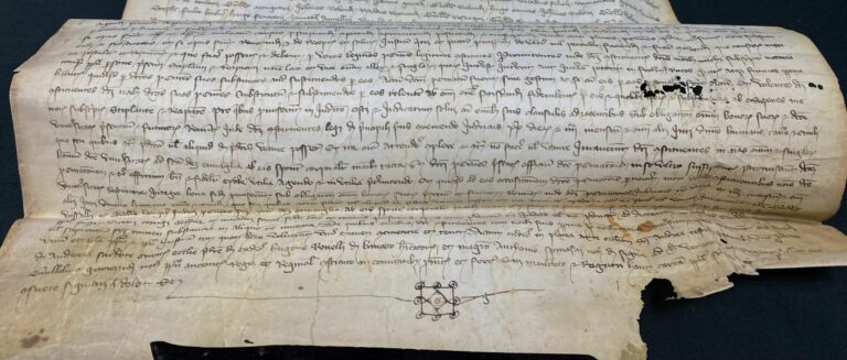 Pièce manuscrite datée de 1360. - Pièce sur vélin de 36 x 43 cm, encre noire. -…