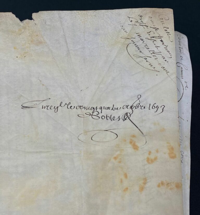 Pièce manuscrite datée de 1693. - Pièce sur vélin de 21,8 x 23,8 cm, encre noir…