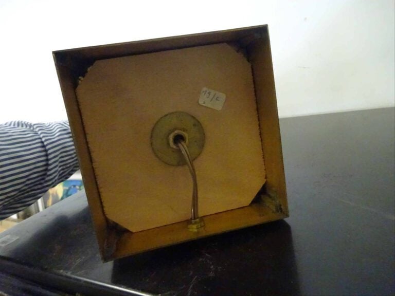 Pied de lampe à base cubique en cristal taillé à pointes de diamants sommée d'u…