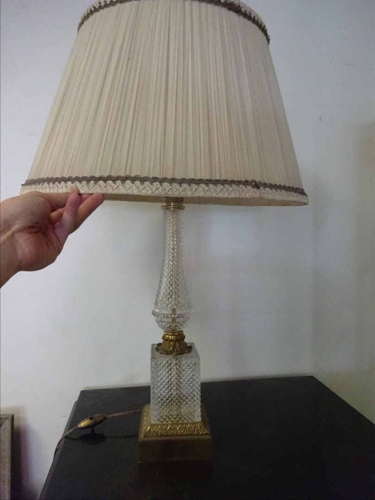 Pied de lampe à base cubique en cristal taillé à pointes de diamants sommée d'u…
