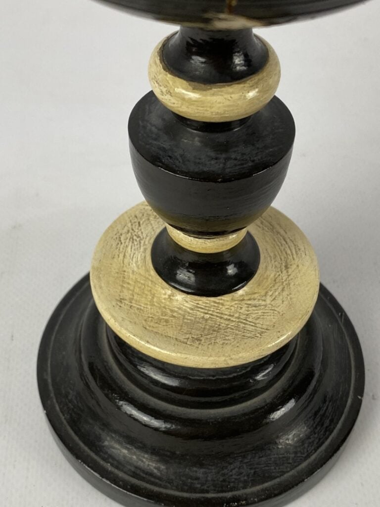 Pied de lampe en bois noirci tourné et oeuf d'autruche. - (accident) - H : 42 c…