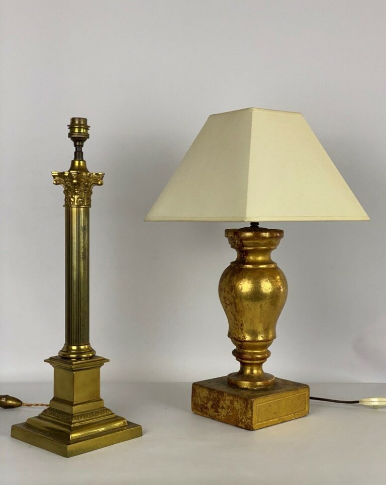 Pied de lampe en bronze doré figurant une colonne cannelée à chapiteau corinthi…