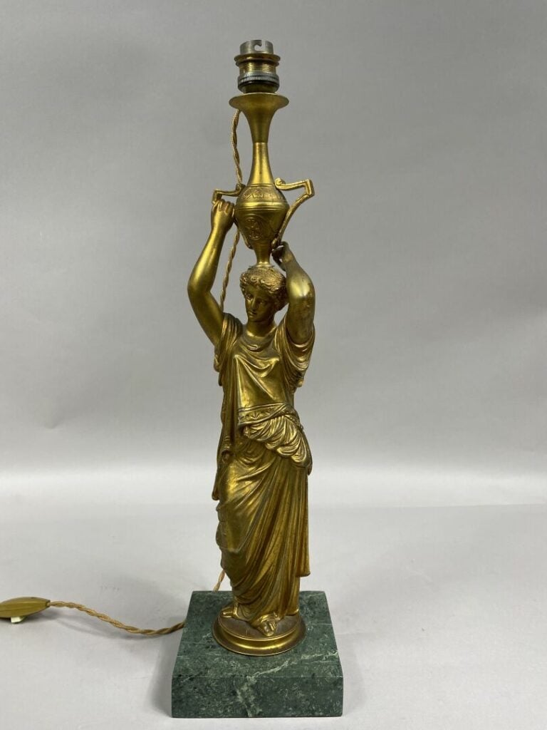 Pied de lampe en bronze doré sculpté figurant une vestale soutenant un vase - D…