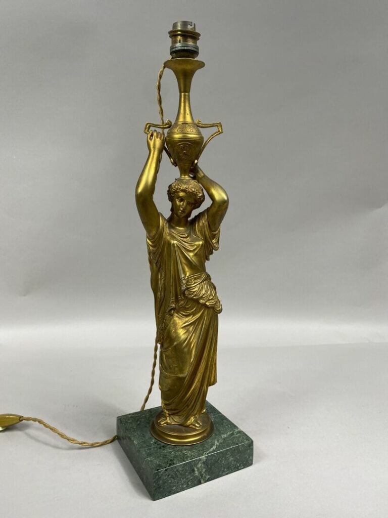 Pied de lampe en bronze doré sculpté figurant une vestale soutenant un vase - D…