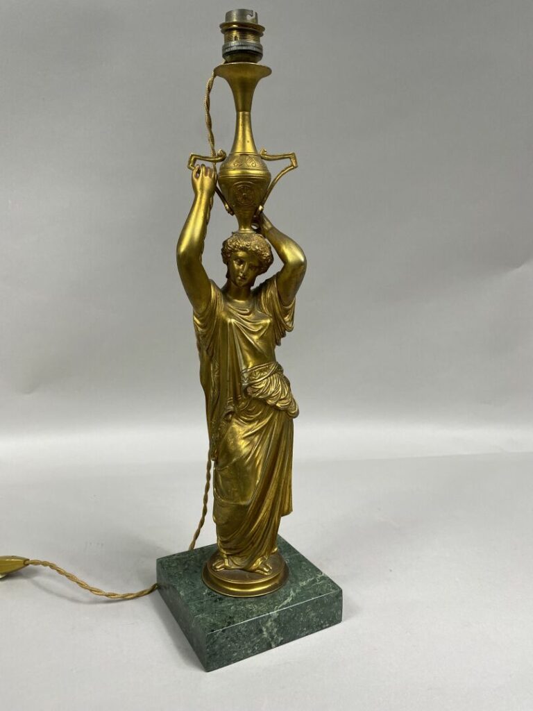 Pied de lampe en bronze doré sculpté figurant une vestale soutenant un vase - D…