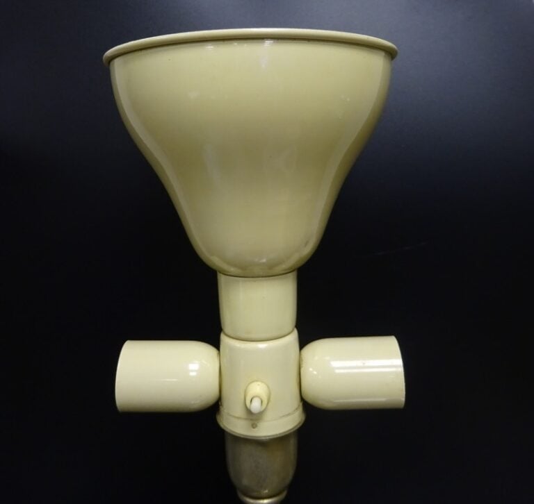 Pied de lampe en métal orné dans son fût d'un oeuf d'autruche, abat-jour en tôl…