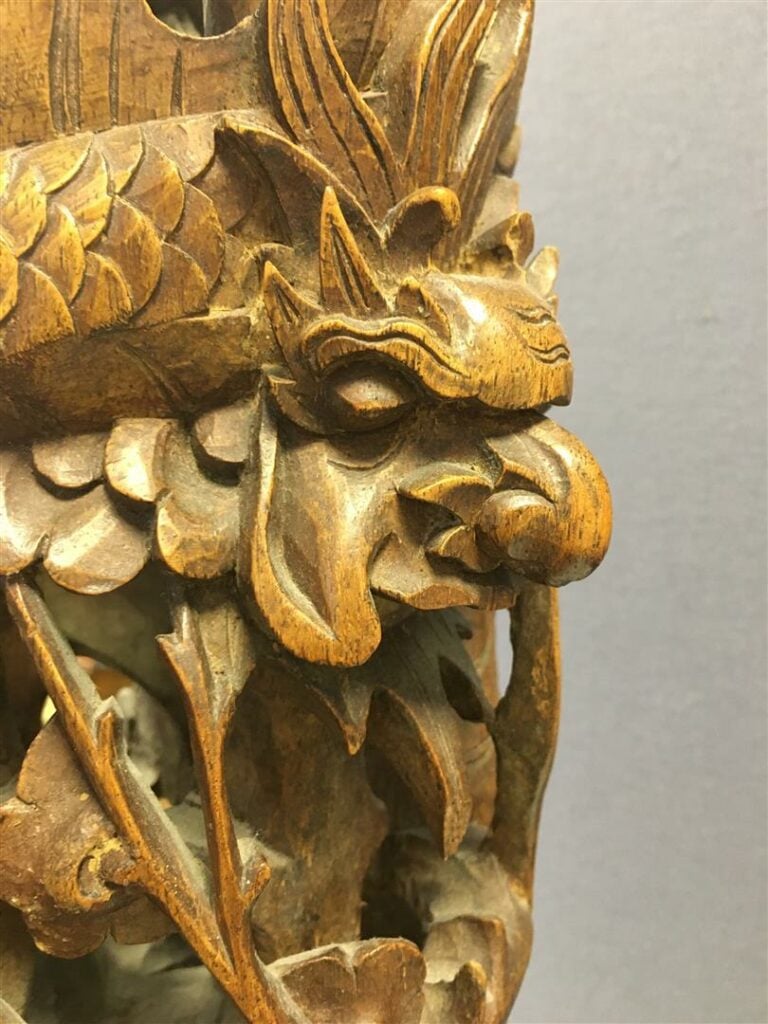 Pied de table en bois sculpté à riche décor ajouré de dragons et oiseaux dansde…