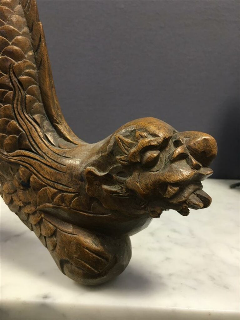 Pied de table en bois sculpté à riche décor ajouré de dragons et oiseaux dansde…
