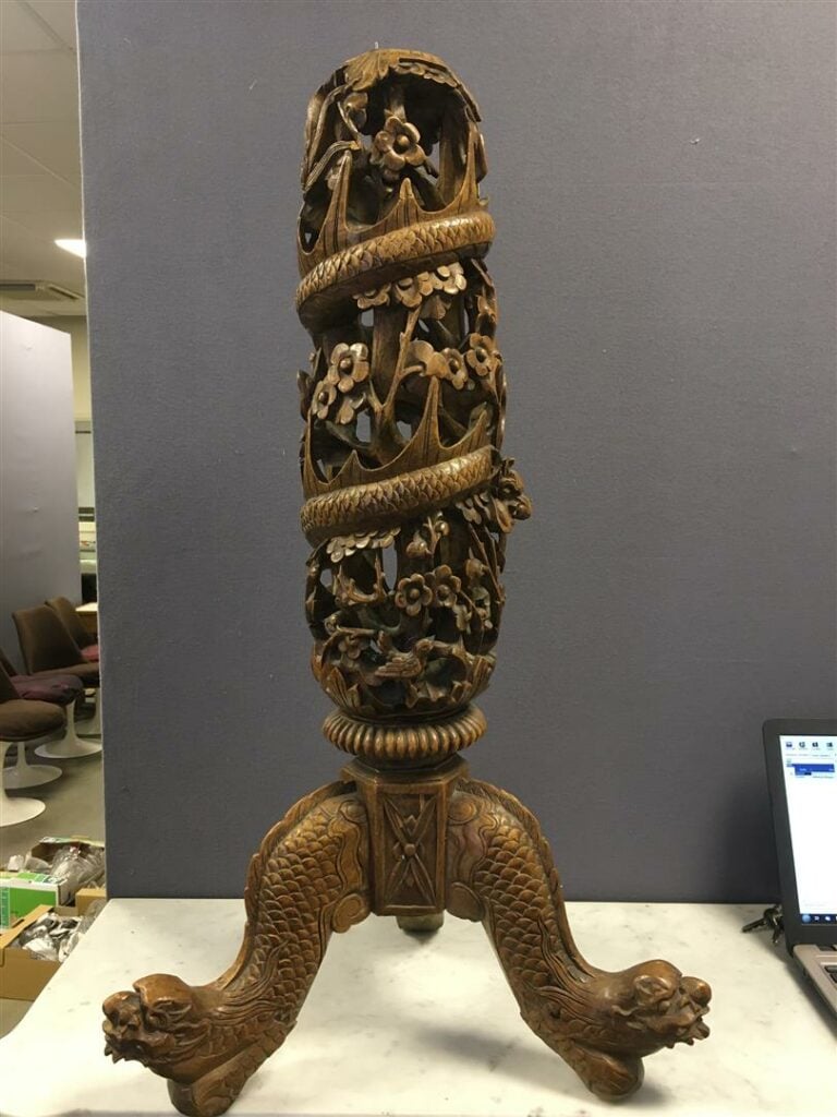 Pied de table en bois sculpté à riche décor ajouré de dragons et oiseaux dansde…