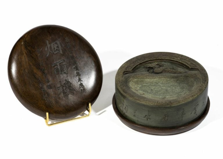 Pierre a encre de forme ronde , à décor gravé de - phénix et caractères chinois…